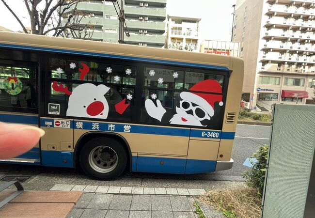 Merry Xmasバス！鶴見駅に着(•‿•)