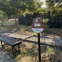 バス停が数カ所あります