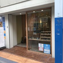 ガラス張りの明るい店内