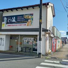 築館の街中、国道４号線沿いにあります。