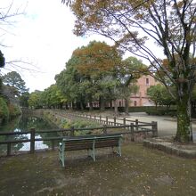 姫路市立美術館と姫路城の濠