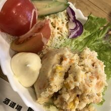 ポテトサラダ…コレがなかなか美味しい、見て！このボリューム！