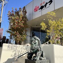 入口はカラオケ店と一緒の二階です