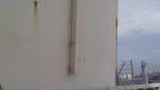 埠頭を航路する上にある橋です。