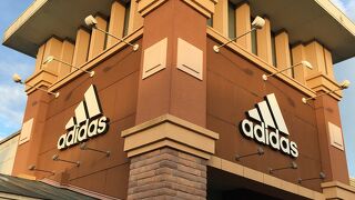 御殿場アウトレット内のアディダス