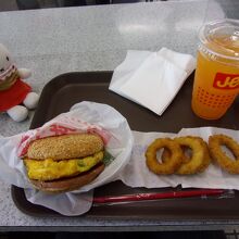 ぬーやるバーガーのセット(720円)