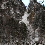 冬季には凍結しますが雪の中の滝も風情があって楽しめます。