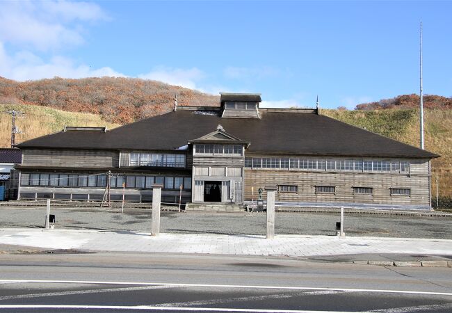 明治38年に創建された現存する北海道最大の鰊番屋です。国の重要文化財に指定されています。