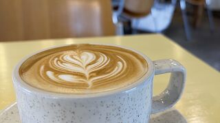 いつも混雑している人気店です。