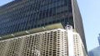 宝くじ売り場には多くの人の姿が