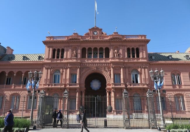 アルゼンチンの大統領府はピンク色
