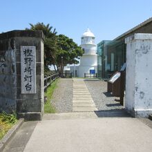 入って右側の建物