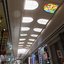 ステンドグラスが目立つ