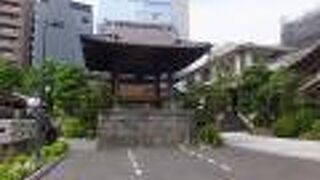 鐘楼が目立っています。