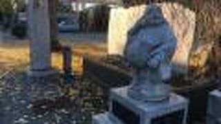 境内の「三眼六足稲荷神社」を鎮守