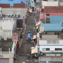 ホテル部屋から見えた朝市