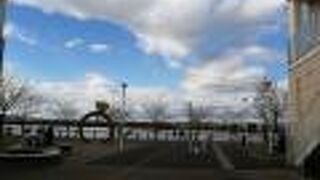 裏手には池が広がる