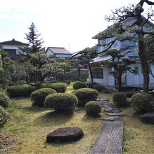 手入れされた庭園内の洋館にて