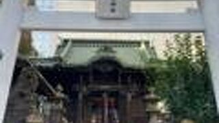 品川駅の駅前の神社