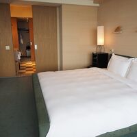 左手が入口、バスルームは通り抜けできます