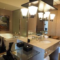 洗面スペース、鏡にバスタブが写ってます