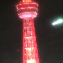 赤く照らされる