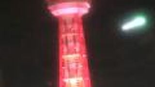 赤く照らされる