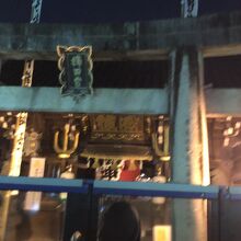 夜でも参拝者あり