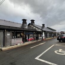 ほとんど人通りの無い町ですが、この店は人でいっぱいです。