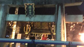 夜でも参拝者がいる