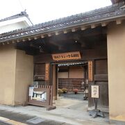 須坂藩御用達の呉服屋で、後に生糸で財を成した牧新七によって建てられました、 須坂市有形文化財に指定されている建物です。