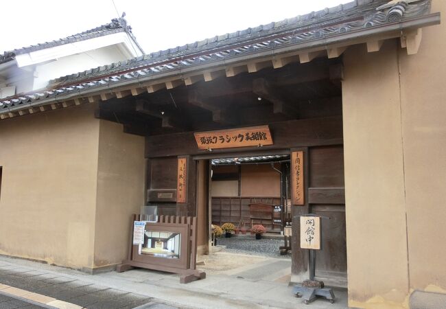 須坂藩御用達の呉服屋で、後に生糸で財を成した牧新七によって建てられました、 須坂市有形文化財に指定されている建物です。