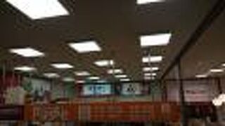 平日の午後も売場に活気あり