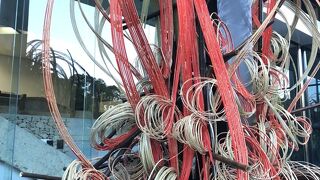 外のオブジェが目をひきます