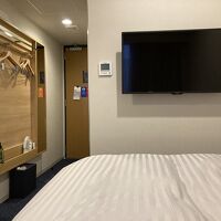 大型テレビにクイーンサイズベッド