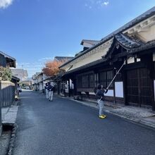 旅館や造り酒屋などが営業。この日は街を上げて大掃除していまし