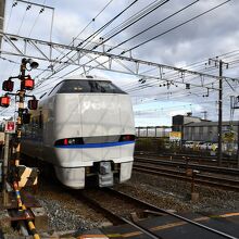 踏切を通過する特急列車
