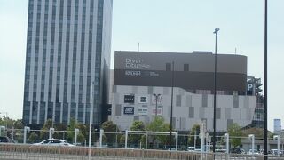 壁や吹き抜けなどほとんどが流線形