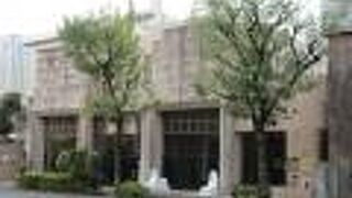 入口にはスフィンクスの像が置かれています