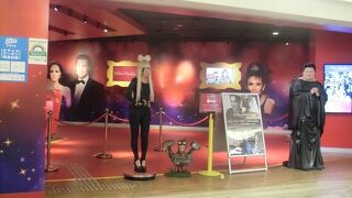 フィギュアに触れて写真を撮れます