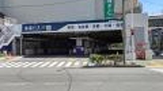 松本駅前のバスターミナル