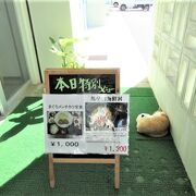 伊良部島東部の佐良浜漁港にある食堂。土産もデザートも海鮮丼も宮古そばも。