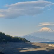 富士山を見ながら海岸沿いを歩きました