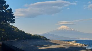 富士山を見ながら海岸沿いを歩きました