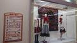 ショーウィンドーのオーナメントが素敵でした