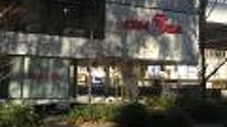 ビルに挟まれた公園