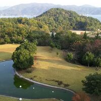 ホテルの周りには芝生の広場や遊具が沢山ある（客室からのぞむ。