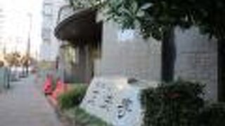 大きなビルの寺院です