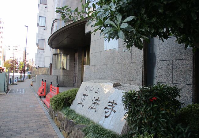 大きなビルの寺院です