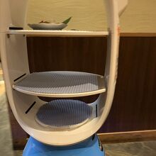 鮮ちゃん　運んでいます